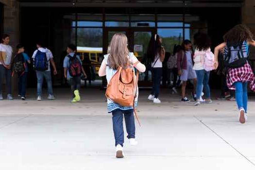 背着书包的女孩跑进了学校
