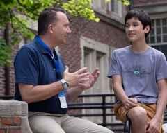 青少年和临床医生坐在外面聊天