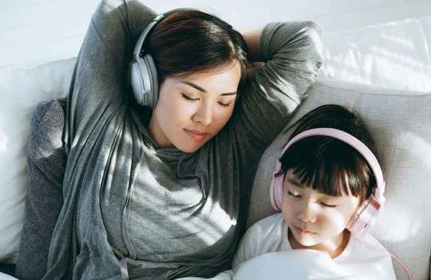 妈妈和女儿听着耳机